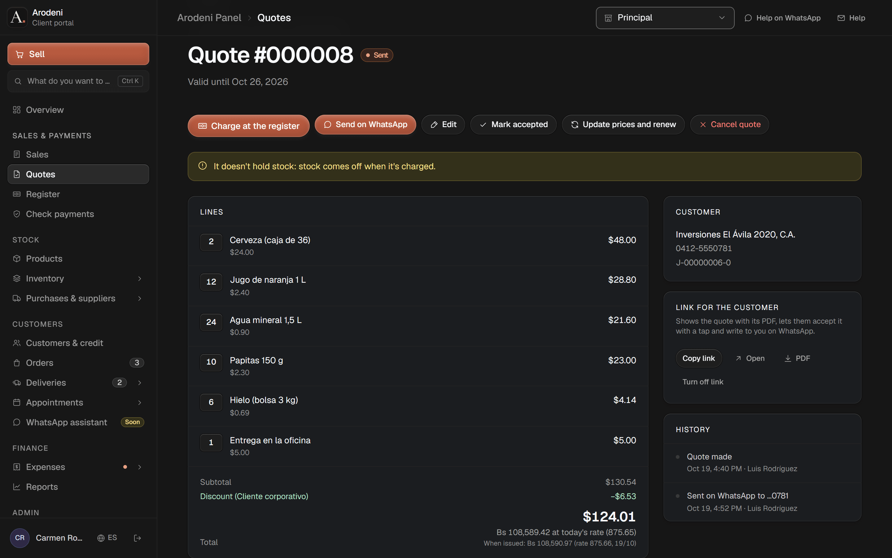 Quote no. 000008 for a company: six lines (beer, orange juice, water, crisps, ice and delivery), a corporate discount, a total of $124.01 with its bolívares at today's rate, valid until 23 October, with buttons to charge it at the register and send it on WhatsApp, and the customer's link with its PDF