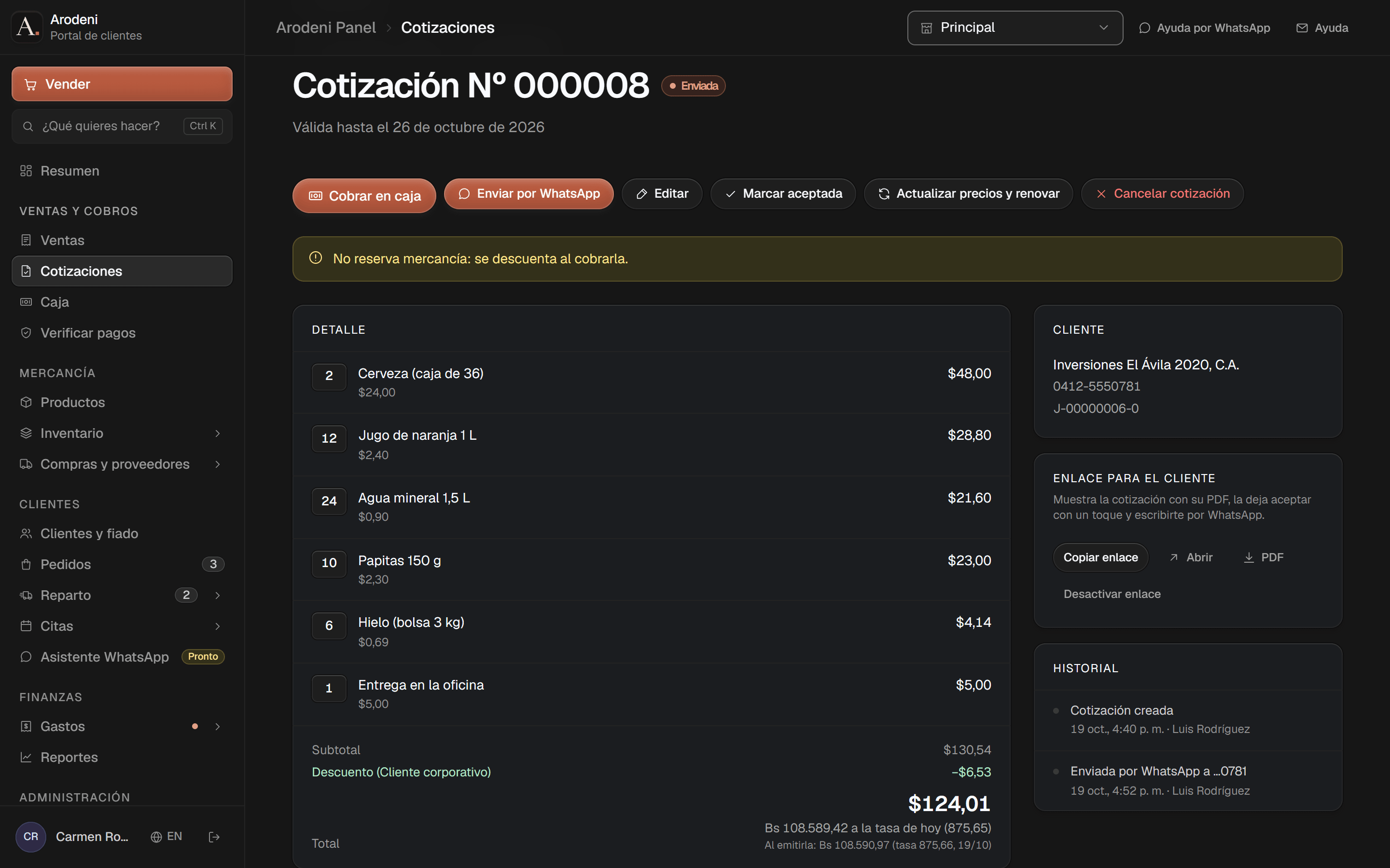 La cotización Nº 000008 para una empresa: seis líneas (cerveza, jugo de naranja, agua, papitas, hielo y la entrega), un descuento de cliente corporativo, un total de $124,01 con sus bolívares a la tasa de hoy, válida hasta el 23 de octubre, con botones para cobrarla en caja y enviarla por WhatsApp, y el enlace del cliente con su PDF